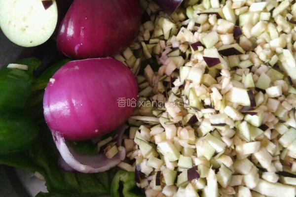 茄子洋葱辣椒水饺的做法图解1
