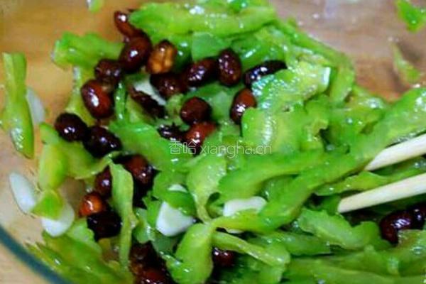  花生米拌苦瓜的做法图解4