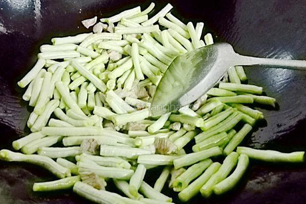 干煸豆角的做法图解4