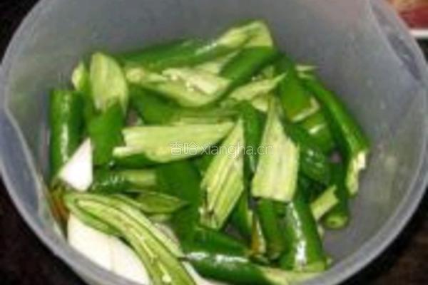 辣椒炒肉的做法图解2