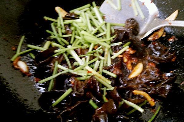 木耳炒豆腐的做法图解7