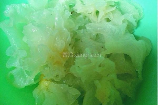 木瓜莲子银耳羹的做法图解2