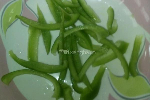 木瓜青椒肉丝配的做法图解2