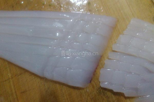西兰花炒鲜鱿的做法图解5