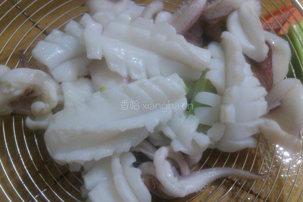 西兰花炒鲜鱿的做法图解7