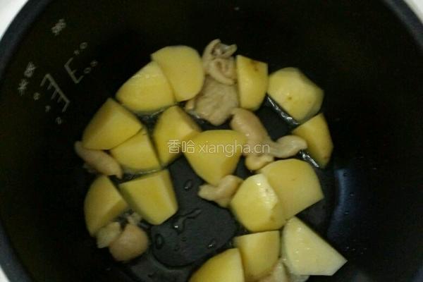 电饭煲/红烧鸡腿土豆的做法图解2