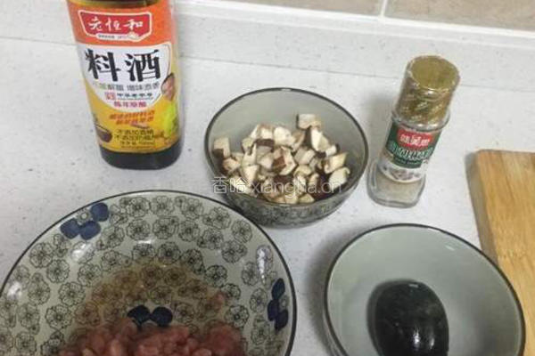 香菇皮蛋瘦肉粥的做法图解1