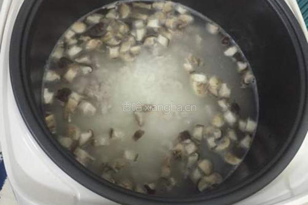 香菇皮蛋瘦肉粥的做法图解4