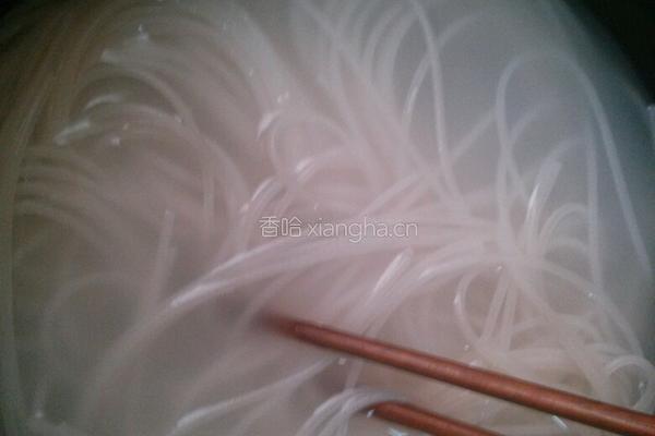 酸菜米线的做法图解1