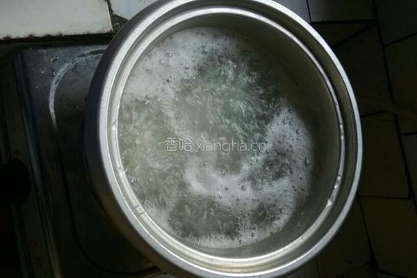 皮蛋胡萝卜瘦肉粥的做法图解1