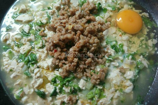 肉末菜豆腐(想要好看，可以炒点辣椒油淋上去)的做法图解4
