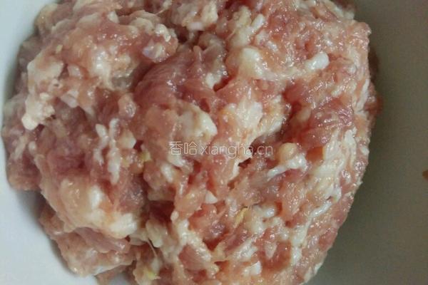 肉末菜豆腐(想要好看，可以炒点辣椒油淋上去)的做法图解2