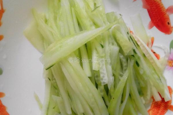 凉拌黄瓜豆片的做法图解1