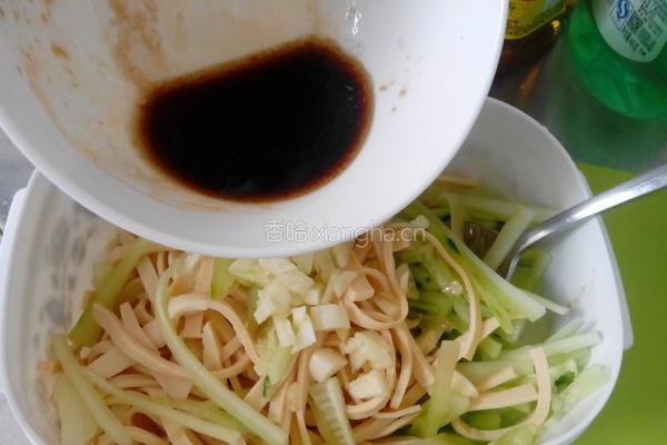 凉拌黄瓜豆片的做法图解5