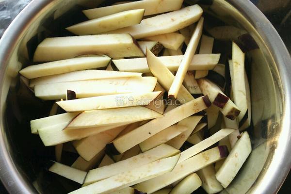 蒜香烧茄子的做法图解1