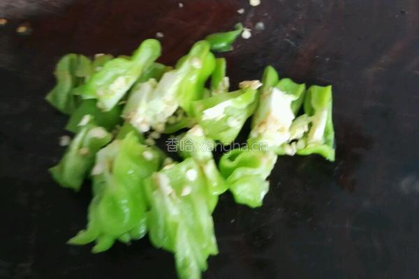 青椒韭菜苔炒肉片的做法图解1