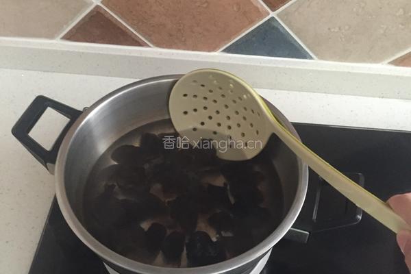 生椒凉拌黑木耳的做法图解2