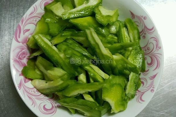 凉瓜炒腊肉的做法图解1
