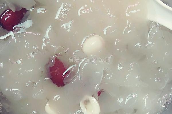 红枣莲子银耳汤的做法图解6
