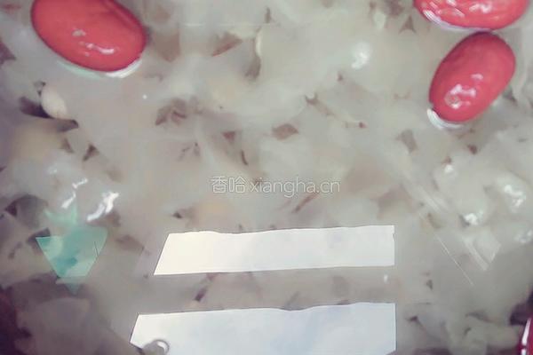 红枣莲子银耳汤的做法图解3