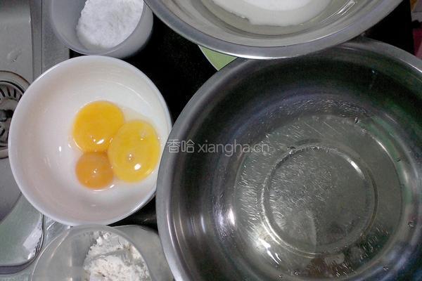 花生酱蛋糕卷的做法图解1