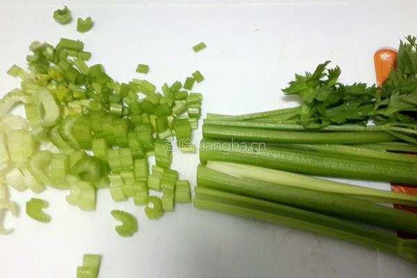 芹菜萝卜炒鸡丁。的做法图解1