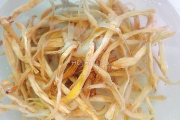 排骨烧黄花菜的做法图解1