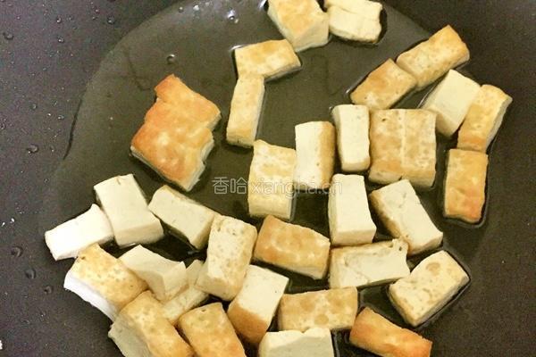 西红柿白菜豆腐的做法图解1