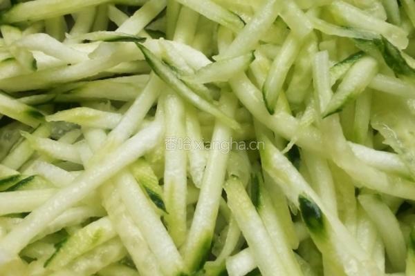 黄瓜炒虾仁的做法图解2