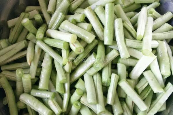 肉末炒豇豆的做法图解1