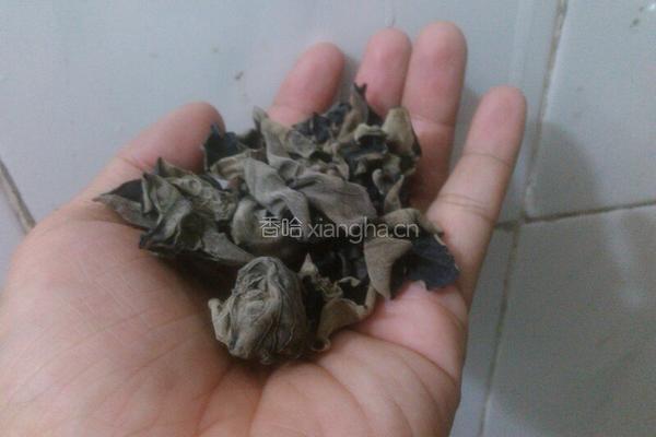 虫草花鸡汤浸云耳的做法图解1