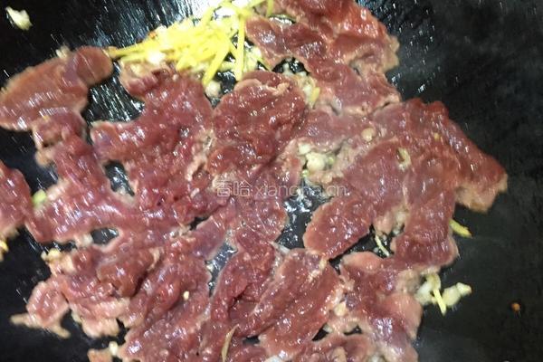牛肉炒嫩莲藕的做法图解3