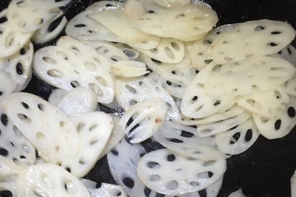 牛肉炒嫩莲藕的做法图解5