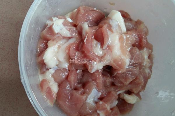 芹菜黑木耳胡萝卜炒肉的做法图解4
