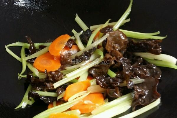 芹菜黑木耳胡萝卜炒肉的做法图解6