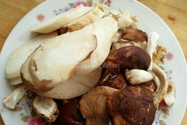 鲜菇红枣鸡汤的做法图解3