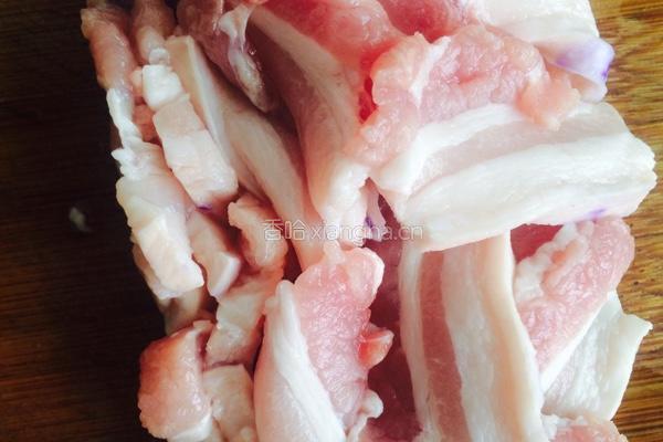 秋葵小炒肉的做法图解1
