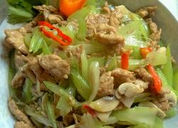 芹菜肉片炒圆菇