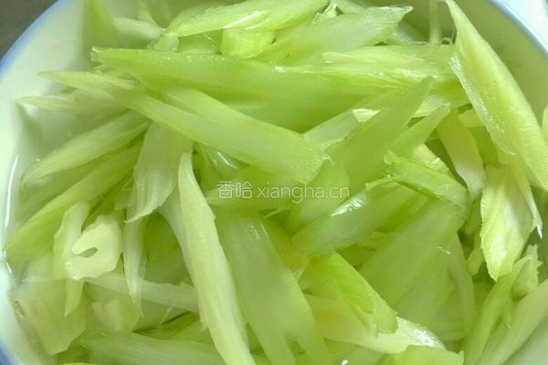 芹菜肉片炒圆菇的做法图解1