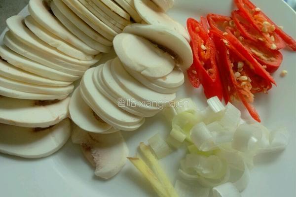 芹菜肉片炒圆菇的做法图解2