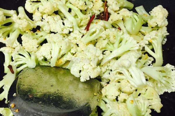 干煸花菜的做法图解4