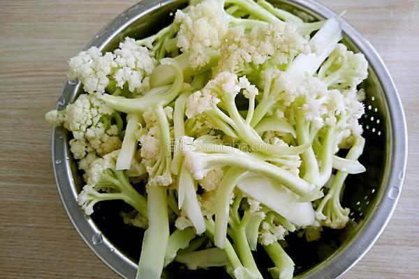 煸炒有机花菜的做法图解1