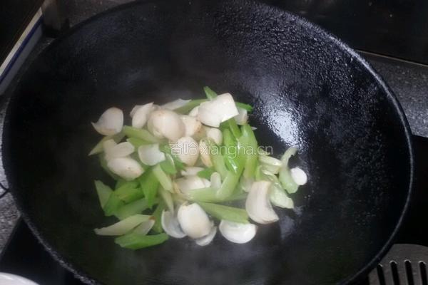 百荷炒芹菜的做法图解5