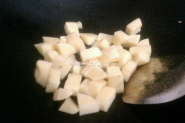 家常腩肉炆土豆的做法图解4