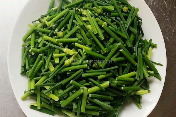 肉炒韭菜梗的做法图解1