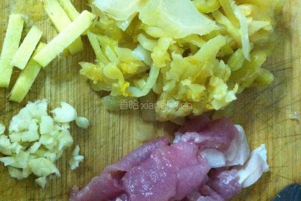 潮汕咸菜炒肉片的做法图解1