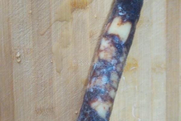 川味香肠炒辣椒的做法图解1