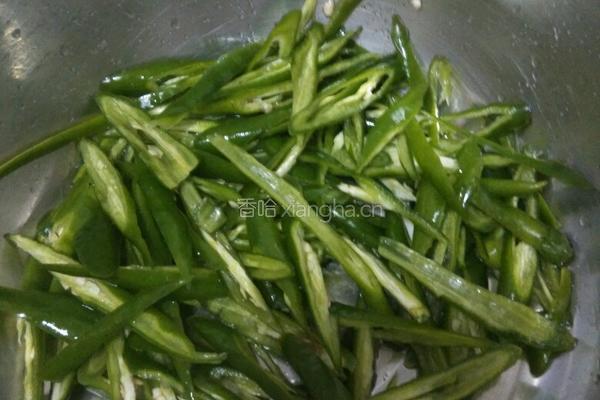 川味香肠炒辣椒的做法图解4