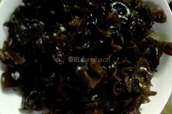 木耳炒鸡蛋的做法图解1