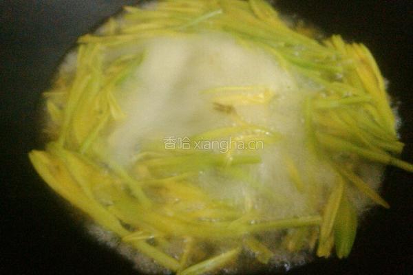 肉碎窝蛋黄花菜的做法图解3